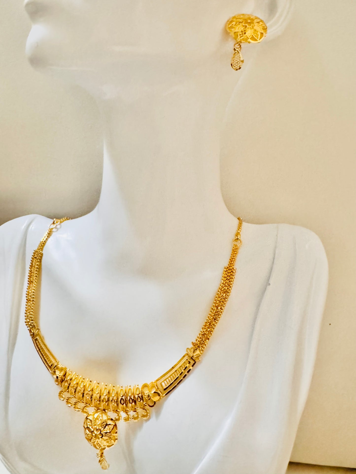 Simple necklace set