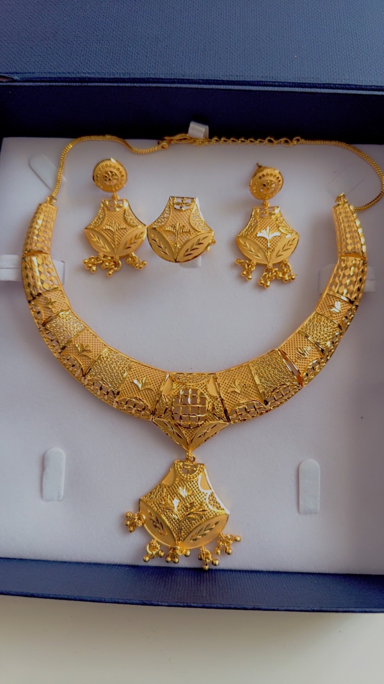 Gold plated necklace set